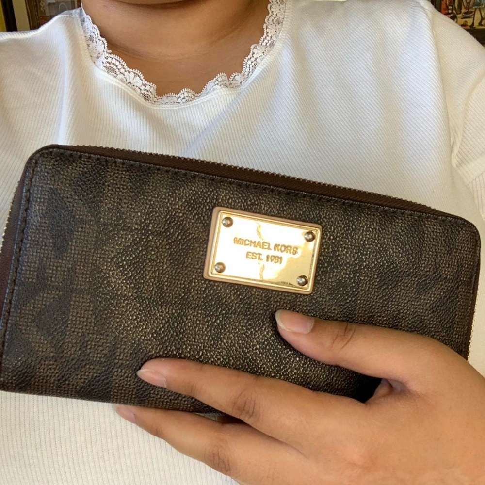 MICHAEL KORS MONOGRAMMED WALLET/CLUTCH